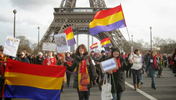 Nuestra avenida en París, la bandera tricolor